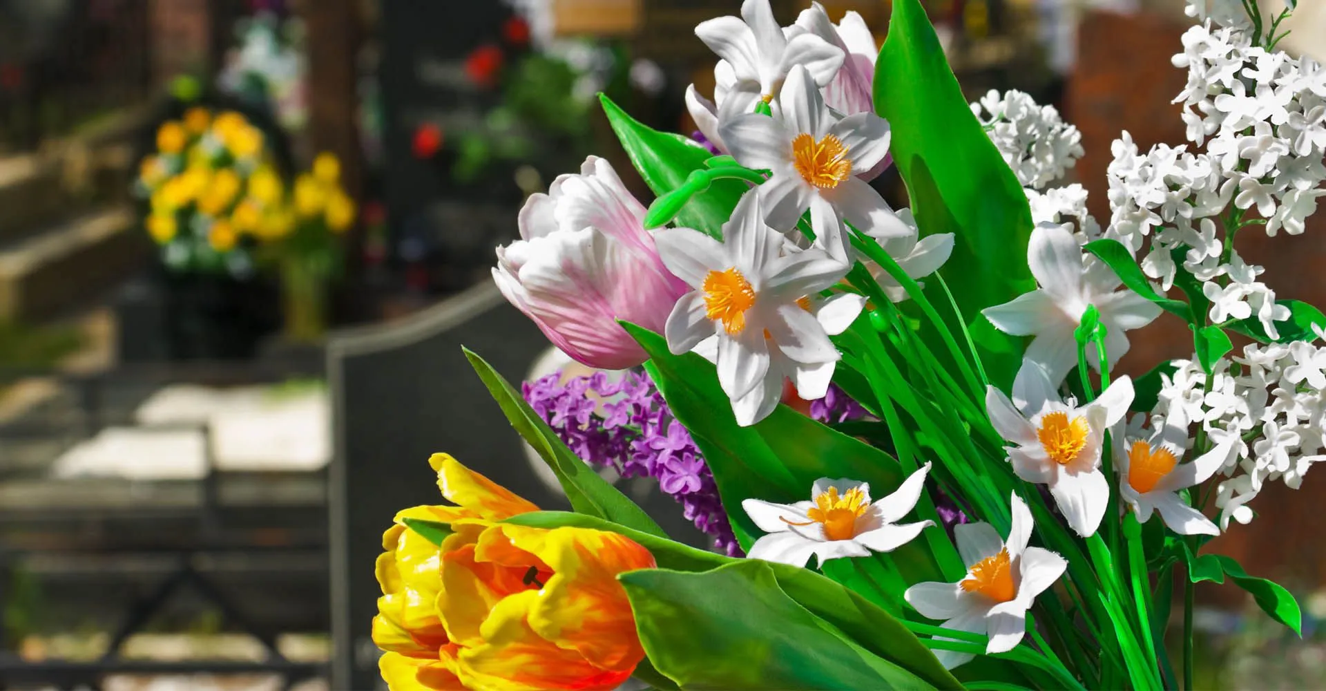 Bouquet de fleurs de deuil composant un hommage funéraire dans un cimetière